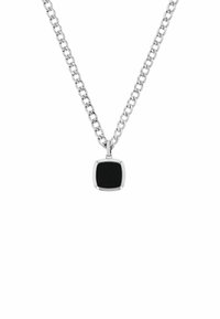 Collana in argento con ciondolo quadrato nero. Il ciondolo ha bordi lisci e una superficie lucida.