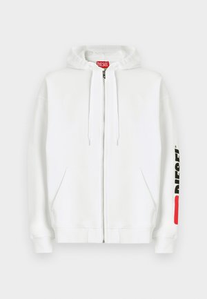 Biała bluza z kapturem zapinana na zamek, z przednimi kieszeniami, kapturem ze ściągaczem i czarnym logo "DIESEL" na prawej rękawie, obok czerwonej prostokątnej naszywki.