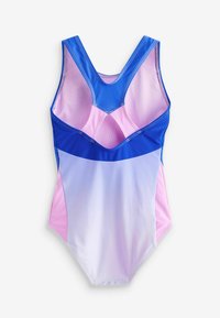 Maillot de bain une pièce avec un design dégradé bleu et rose, texture lisse, bretelles larges et un dos découpé.