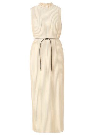 Robe maxi plissée sans manches couleur crème avec un col haut à volants et une fine ceinture noire nouée à la taille.