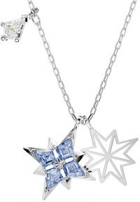 Silverfärgad kedja med två stjärnformade hänge, ett med kontur och ett med blått fyrkantigt stenar, plus en liten fäst klar kristallcharm.