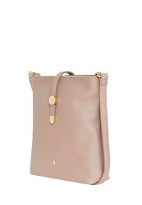 Skórzana torebka w delikatnym różowym kolorze o minimalistycznym designie, z górnym uchwytem, złotymi akcentami i teksturowaną powierzchnią.