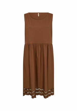 Robe midi marron sans manches avec encolure ronde, taille froncée, et ourlet festonné avec détails découpés.