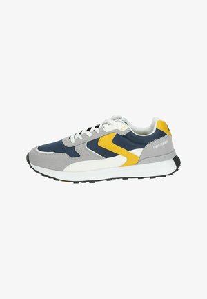 Szare zamszowe i granatowe syntetyczne sneakersy z żółtymi i białymi akcentami, wyposażone w wyściełany kołnierz, sznurowaną konstrukcję oraz czarną gumową podeszwę.