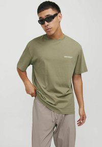 Jack & Jones JORVESTERBRO BACK SS CREW NECK  - Apdrukāts T-krekls - aloe