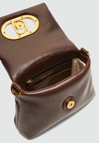 Bruineleren handtas met een goudkleurige metalen sluiting, binnenvakken en een gestructureerd oppervlak. Merkwaarde is binnenin gebrandmerkt.