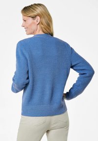 Pull en maille bleu avec un motif texturé, équipé de manches longues et d'un col rond. La vue arrière montre un ourlet et des poignets côtelés.