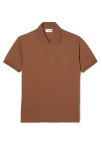 Hnědá polo košile vyrobená z žerzejové látky, se klasickým límečkem, zapínáním na tři knoflíky a zeleným krokodýlem Lacoste na hrudi.