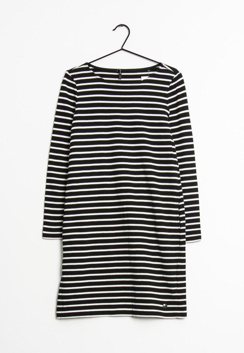 Robe à manches longues rayée noire et blanche, suspendue à un cintre noir sur fond blanc.