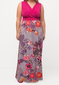 Ärmlös maxiklänning med ett figursytt rosa topp och en flödande lavendelfärgad kjol prydd med livfulla blommönster i orange, rosa och lila.