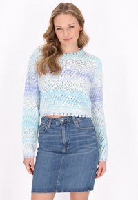 Világoskék, cropped pulóver, texturált mintával, fodros nyakkivágással. Fitted farmer szoknyával párosítva.