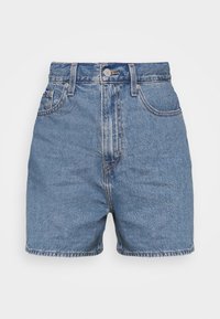 Pantalones cortos de mezclilla en azul claro con talle alto, diseño de cinco bolsillos, trabillas para cinturón y dobladillo deshilachado. La tela muestra un ligero desgaste y textura.