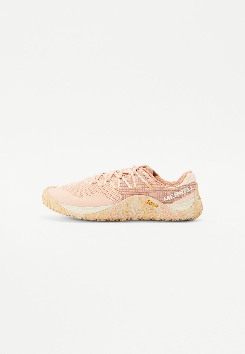 Zapatilla deportiva de malla en rosa claro con suela de goma texturizada, logotipo de Vibram y costuras en contraste; cuenta con un sistema de cordones y un cuello acolchado.