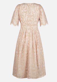 Spitzenkleid in zartem Rosa mit kurzen Ärmeln, rundem Halsausschnitt und taillierter Taille. Verfügt über einen mehrlagigen Rock und komplexe Blumenmuster im gesamten Design.