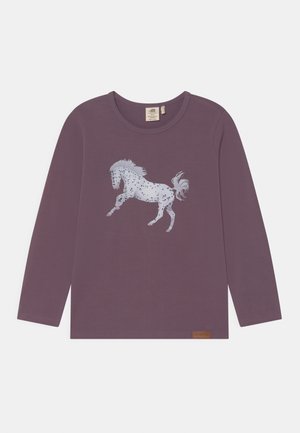 Camiseta de manga larga morada para niños con un gráfico de un caballo blanco y negro con manchas, centrado en la parte delantera.