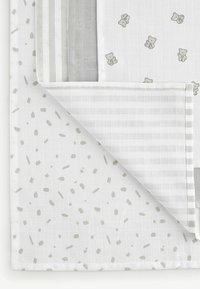 Mehrfarbiger Stoff mit einem grau gesprenkelten Design, sanften Streifen und Teddybär-Drucken auf einem weißen Hintergrund. Strukturiert und leicht.