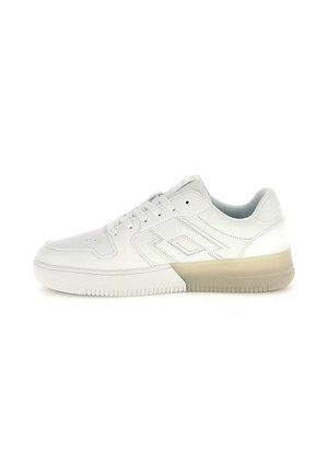 Sneaker bianca low-top con lacci sul davanti, suola texturizzata e dettaglio logo sottile sul lato, mostrata dal lato esterno.
