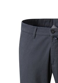 Donkergrijze broek van een gestructureerde stof, met een knoopsluiting, riemlussen en zijzakken. Zichtbaar merklabel op de tailleband.