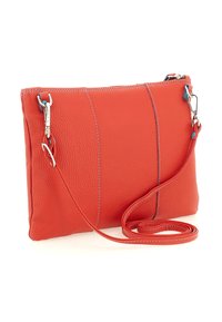 Piccola borsa a tracolla in pelle rossa con cintura regolabile e ganci argentati, che presenta dettagli di cucitura visibili su uno sfondo bianco.