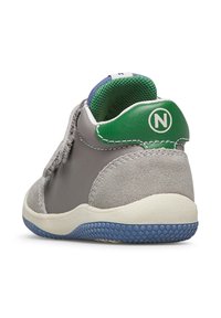 Grauer Sneaker mit einem Obermaterial aus Wildleder und Leder, grüner Akzent an der Ferse und blauer strukturierter Sohle. Verfügt über einen sicheren Verschluss für zusätzlichen Komfort.