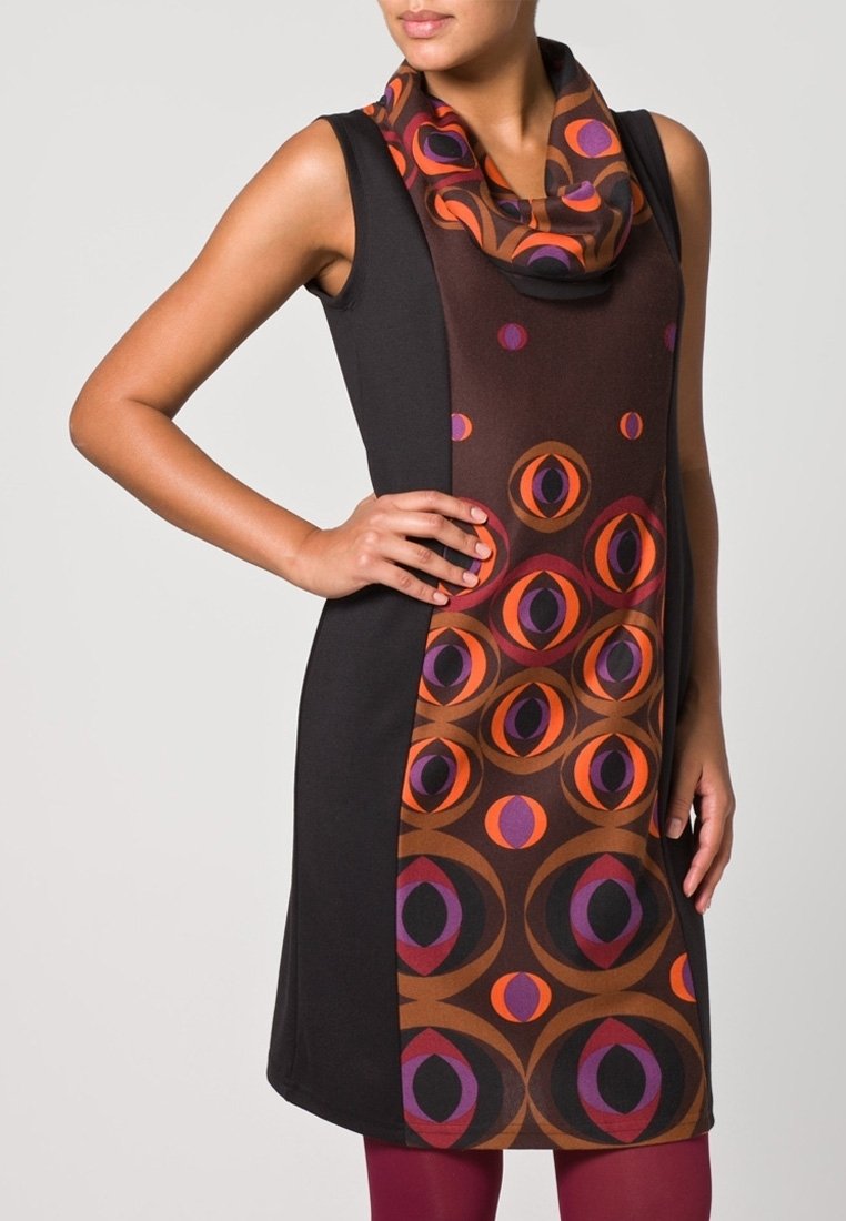 Robe noire sans manches avec un devant à motifs marron présentant des cercles en orange, violet et noir ; inclut une écharpe à col assortie.