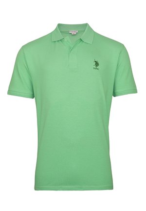 Polo verde hecho de algodón, con una tapeta de tres botones, mangas cortas y un pequeño logo de contraste en el pecho.