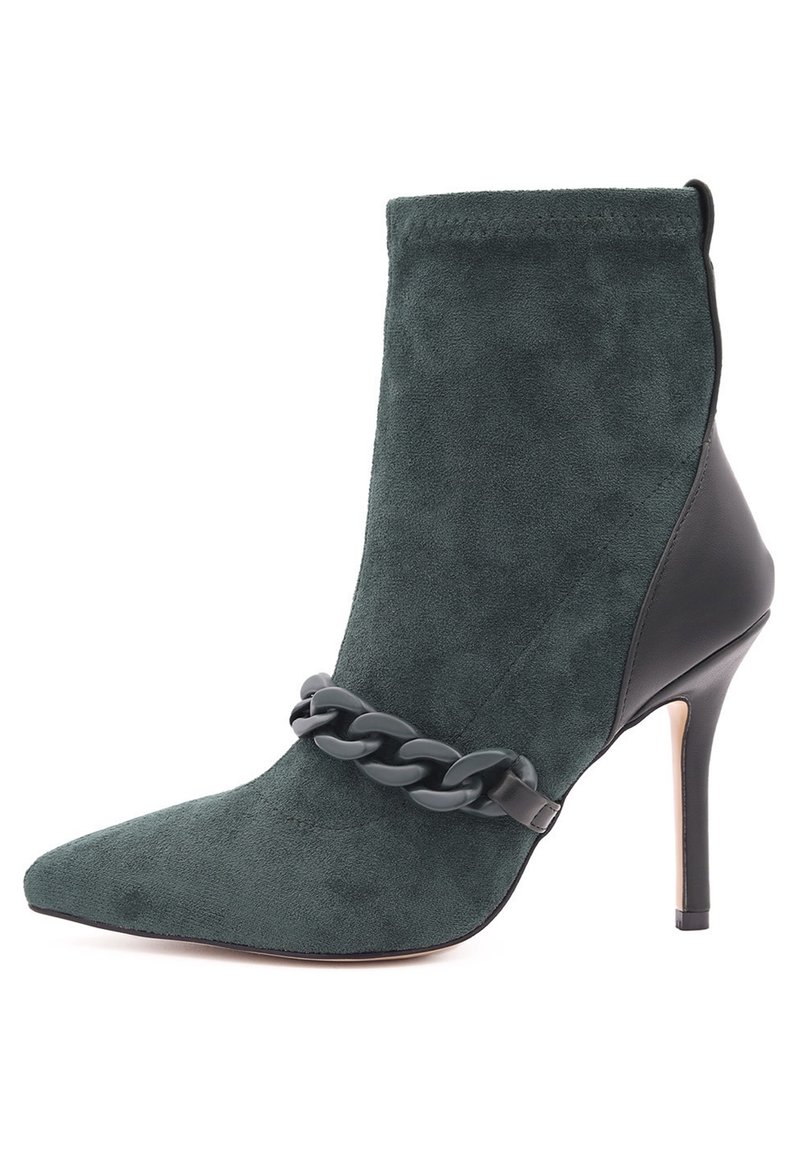 Stivaletto alla caviglia verde in suede con punta affilata, dettagli in pelle nera e una catena decorativa grigia sul davanti. Design con tacco a stiletto.