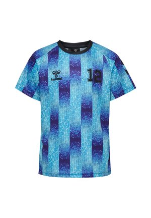 Dwoje dzieci noszące pasujące niebiesko-fioletowe sportowe koszulki w paski z numerem 12 oraz czarne spodenki na jednolitym tle.