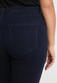 ONLY Carmakoma CARTHUNDER PUSH UP REG SK MBD NP - Vaqueros pitillo - dark blue denim