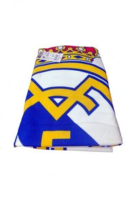 Asciugamano da spiaggia piegato con base bianca caratterizzato da audaci motivi geometrici blu e gialli, e un design di corona rosa e oro nella parte superiore.