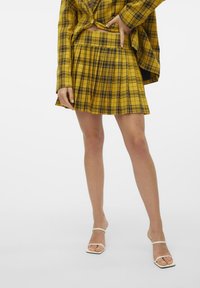 SOMETHINGNEW PLISSE SKIRT - Saia plissada - sulphur
