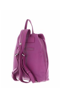 Sac à dos en cuir violet vif avec un design élégant, doté de sangles réglables, d'une poignée supérieure et de compartiments zippés pour le rangement.