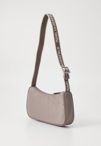 Mjuk, ljusgrå nylonaxelväska med rundad form, utrustad med en kontrasterande tygrem märkt "KARL LAGERFELD" och en dragkedjeändning.