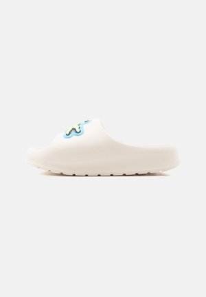 Hvid slip-on clog med en blå og grøn dekorativ lap på overdelen, med tyk sål og rundet tå.