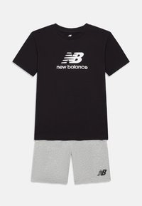 Zwarte katoenen t-shirt met witte "New Balance" logo, gecombineerd met grijze katoenen shorts met een klein zwart logo op het onderbeen.