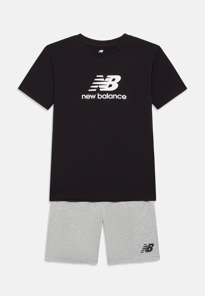 Zwarte katoenen t-shirt met witte "New Balance" logo, gecombineerd met grijze katoenen shorts met een klein zwart logo op het onderbeen.