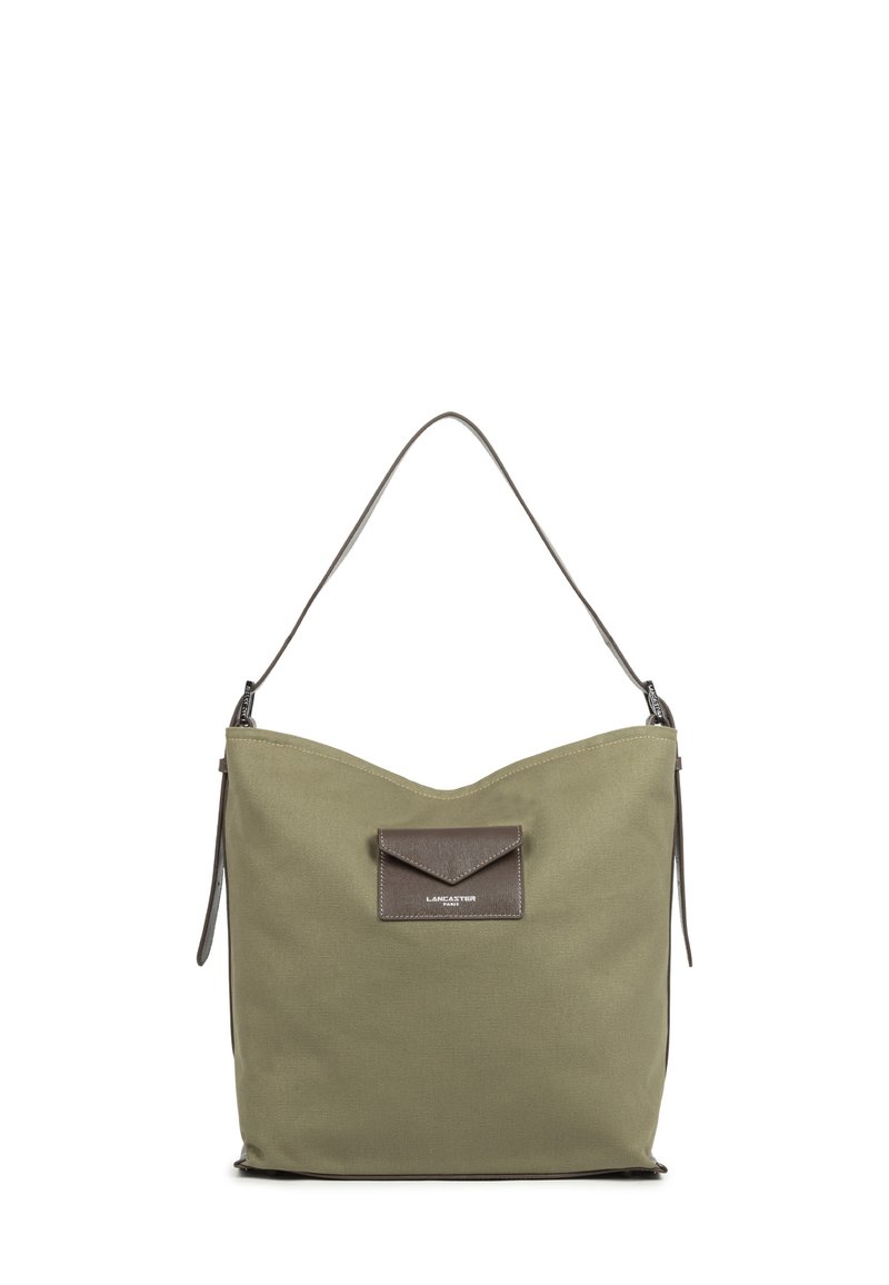 Borsa a spalla in tessuto verde khaki con una tasca frontale in pelle marrone testurizzata, cima curvata, tracolla regolabile e dettagli in metallo sulla cerniera.