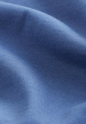 Gestructureerde blauwe stof met een gladde afwerking, featuring een fijne, gelijkmatige weving en subtiele glans, waardoor er zachte golven en plooien ontstaan.