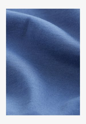 Gestructureerde blauwe stof met een gladde afwerking, featuring een fijne, gelijkmatige weving en subtiele glans, waardoor er zachte golven en plooien ontstaan.