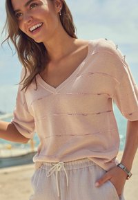 Next V-NECK GEM - Printtipaita - neutral spacedye