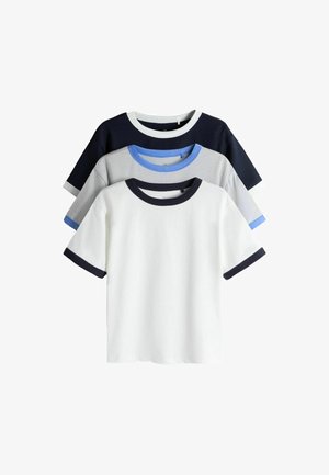 Tre t-shirt a maniche corte impilate, una bianca con collo e polsini scuri, una grigia con collo e polsini blu e una scura con collo e polsini bianchi.