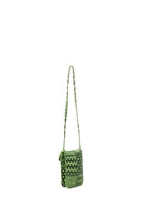 Bolsa verde tejida con un patrón en zigzag, correa ajustable, forma rectangular y cierre de solapa. Fabricada con material texturizado.