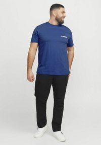 Jack & Jones JCOUNION BACK PRINT TEE CREW - Marškinėliai su spaudiniu - beaucoup blue