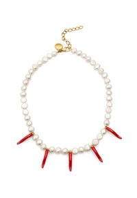 Collana di perle con cinque charm a forma di peperoncino rosso e un gancio in oro su sfondo bianco.
