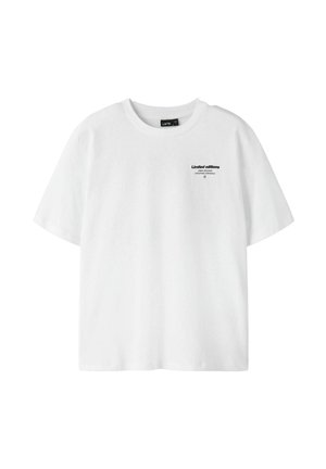 T-shirt blanc à manches courtes avec col rond et petit texte noir "Limited editions" sur le côté gauche de la poitrine.