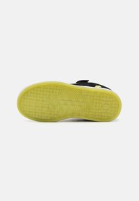 DC Shoes MANTECA - Sportcipő - black/glow