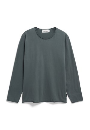 Dunkelgraues langärmliges Rundhals-Shirt, flach ausgelegt, mit einem kleinen Markenetikett am Kragen und einem Seitennahtlabel.