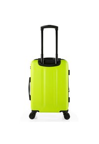 Maleta rígida compacta de color amarillo-verde brillante con asa telescópica negra y cuatro ruedas. Presenta un asa lateral y un diseño aerodinámico.