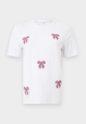 Λευκό κοντομάνικο t-shirt με πέντε ροζ παγιετένια φιόγκους τοποθετημένους μπροστά και στα μανίκια.