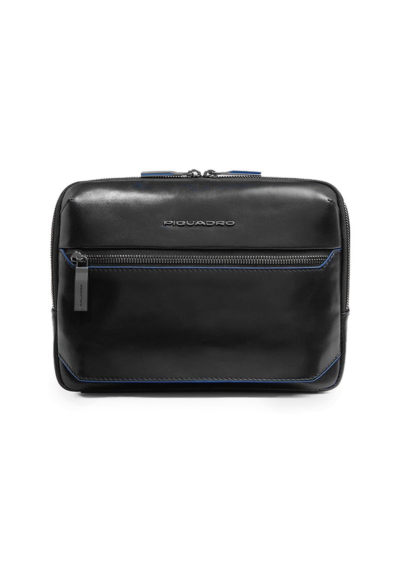 Zwarte leren laptoptas met blauwe stiksels, voorvak met rits en een bovenste rits sluiting. Voorzien van een geperst logo aan de voorkant.